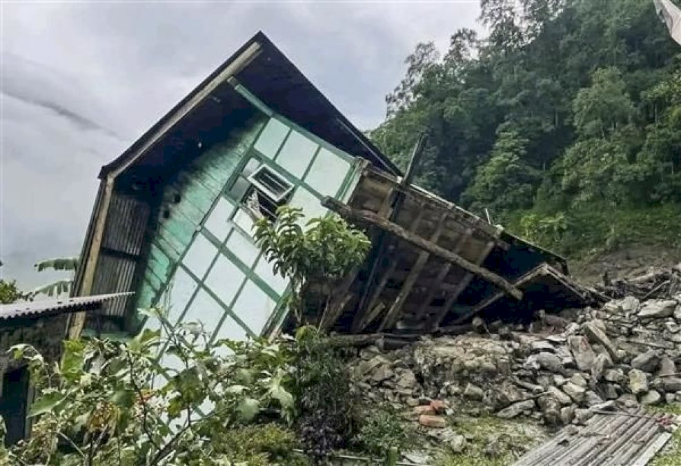 Efforts-Continue-To-Evacuate-Over-1,200-Tourists-Stranded-In-North-Sikkim-Due-To-Landslides;-All-Tourists-Reported-Safe.