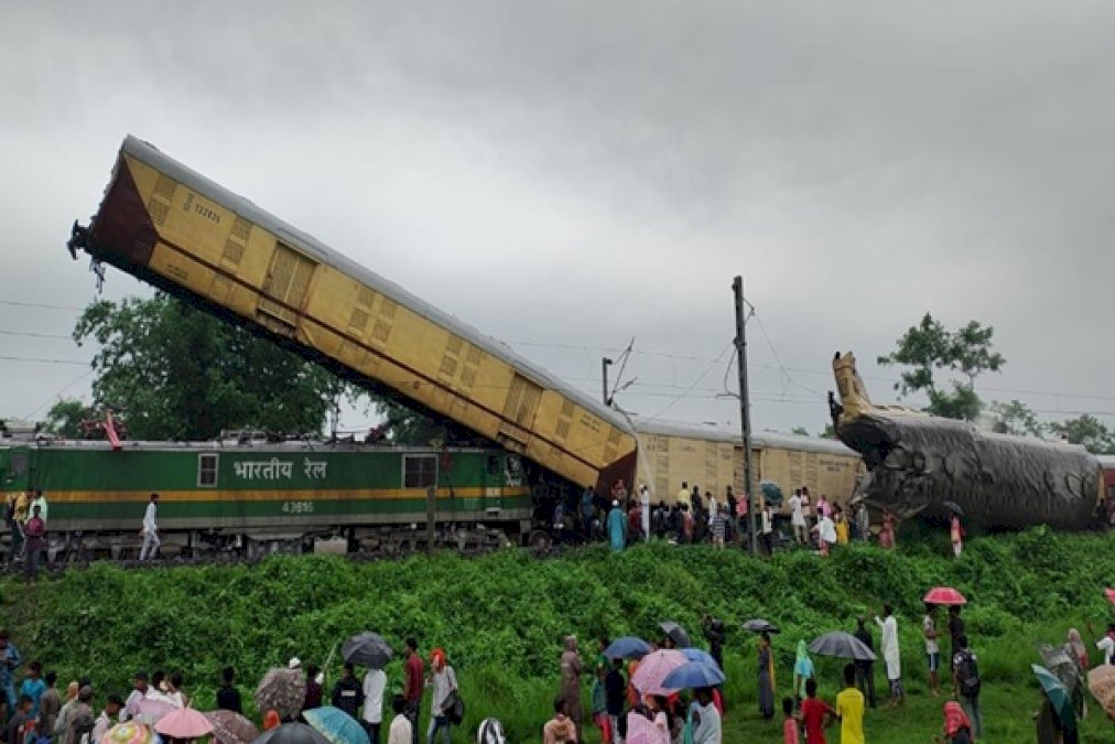West-Bengal:-At-Least-8-People-Including-3-Railways-Officials-Killed-After-Goods-Train-Collided-With-Kanchanjungha-Express-At-Rangapani-Station