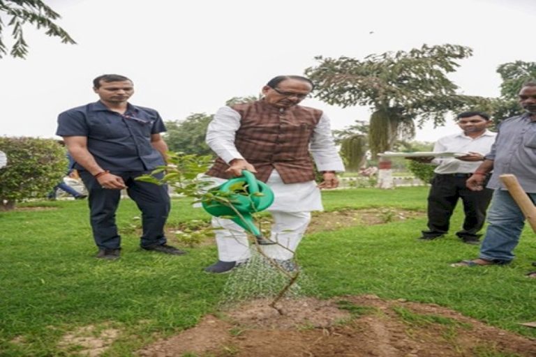 Union-Minister-Shivraj-Singh-Chouhan-Plants-Tree-At-Indian-Agricultural-Research-Institute-In-New-Delhi